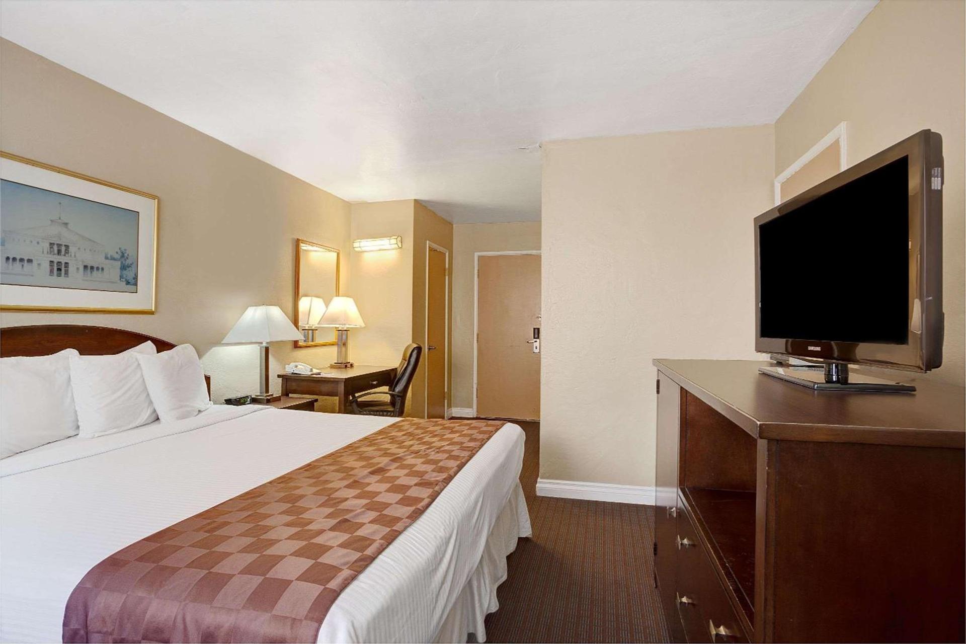 Travelodge by Wyndham Everett City Center photo 13