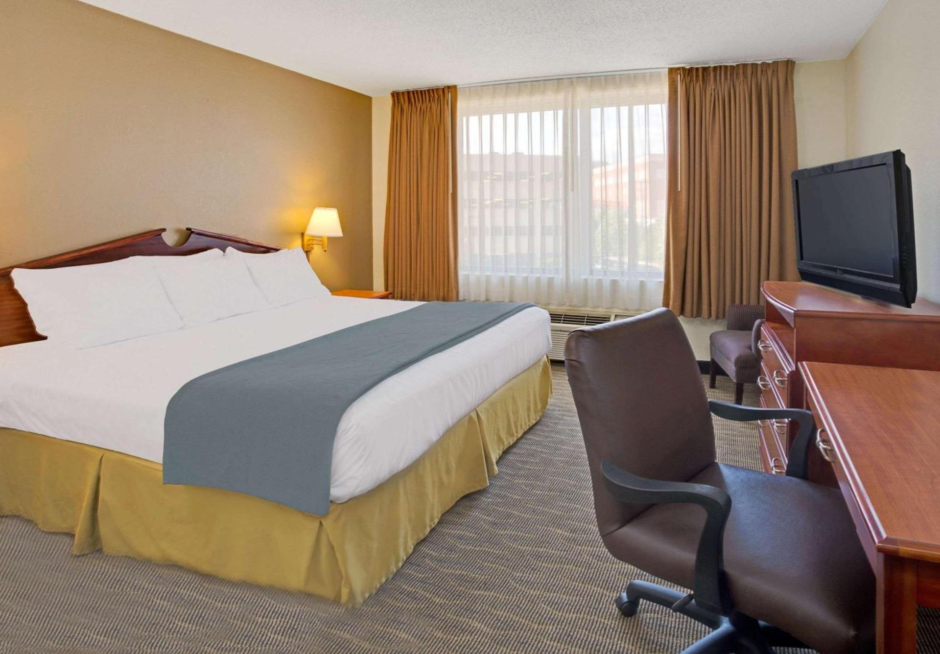 Days Inn by Wyndham Silver Spring photo 6