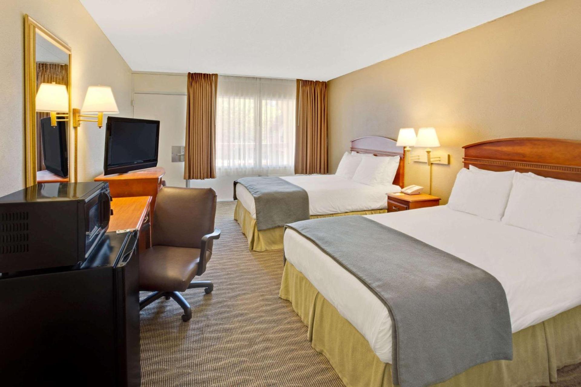 Days Inn by Wyndham Silver Spring photo 8