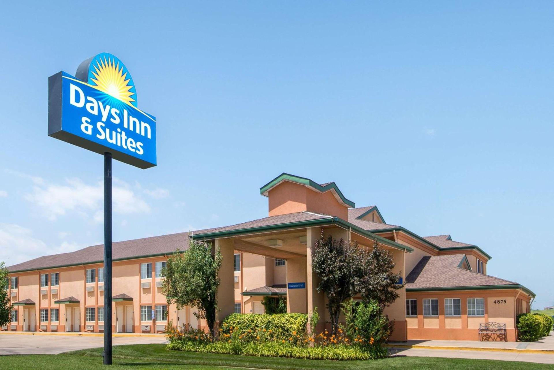 Days Inn & Suites by Wyndham Wichita photo 1