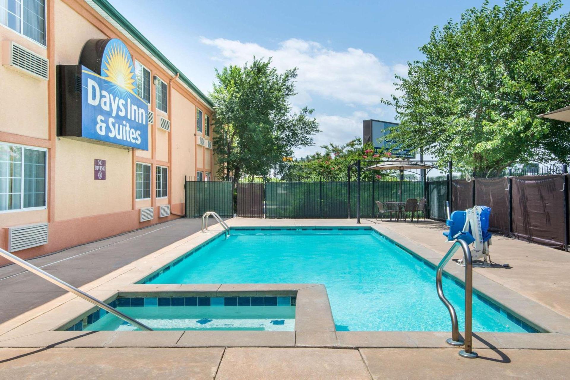 Days Inn & Suites by Wyndham Wichita photo 3