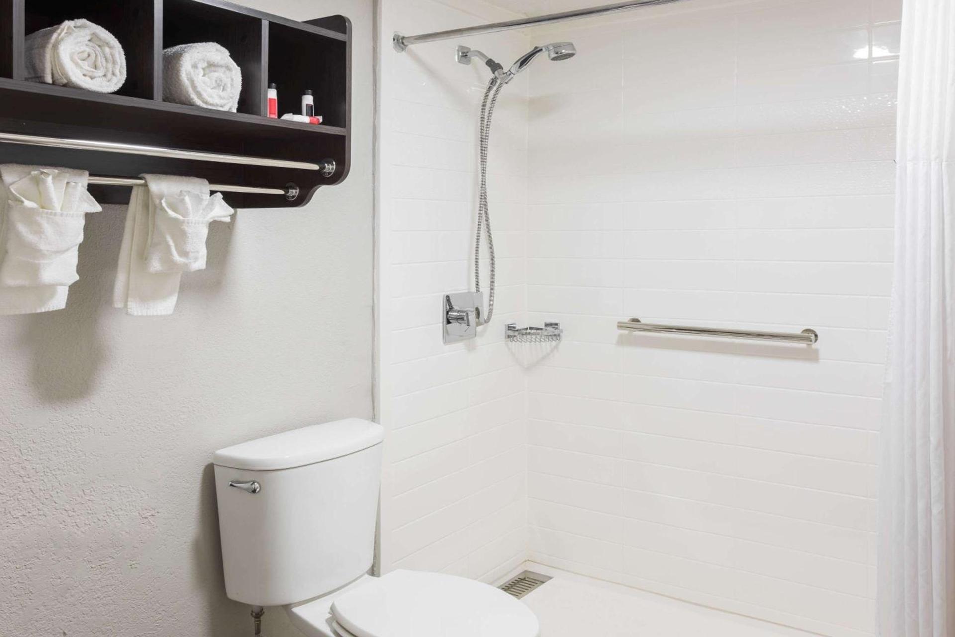 Days Inn by Wyndham Goose Creek photo 8