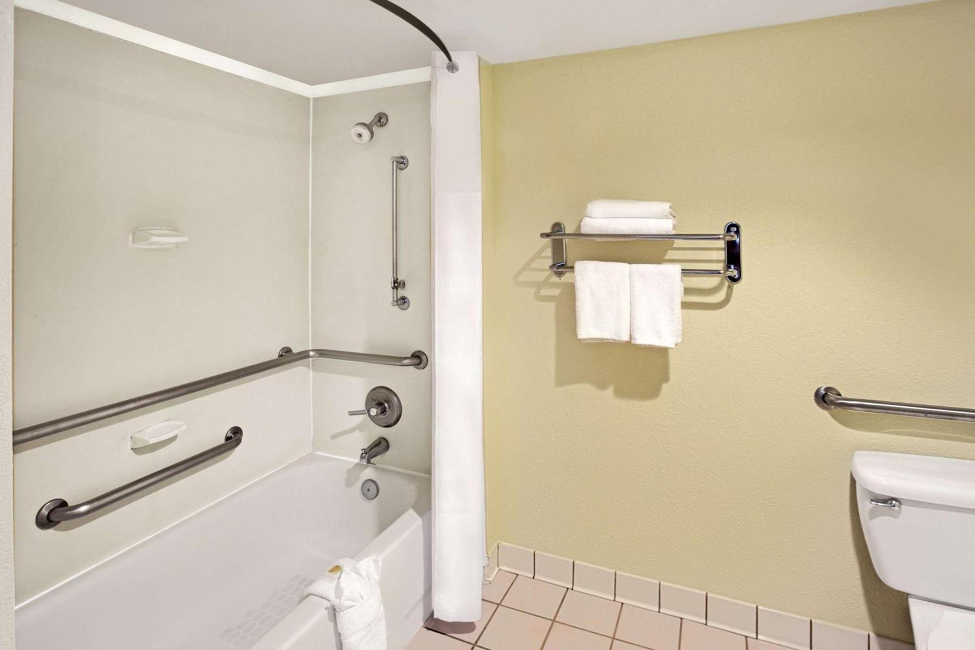 Days Inn by Wyndham Silver Spring photo 5