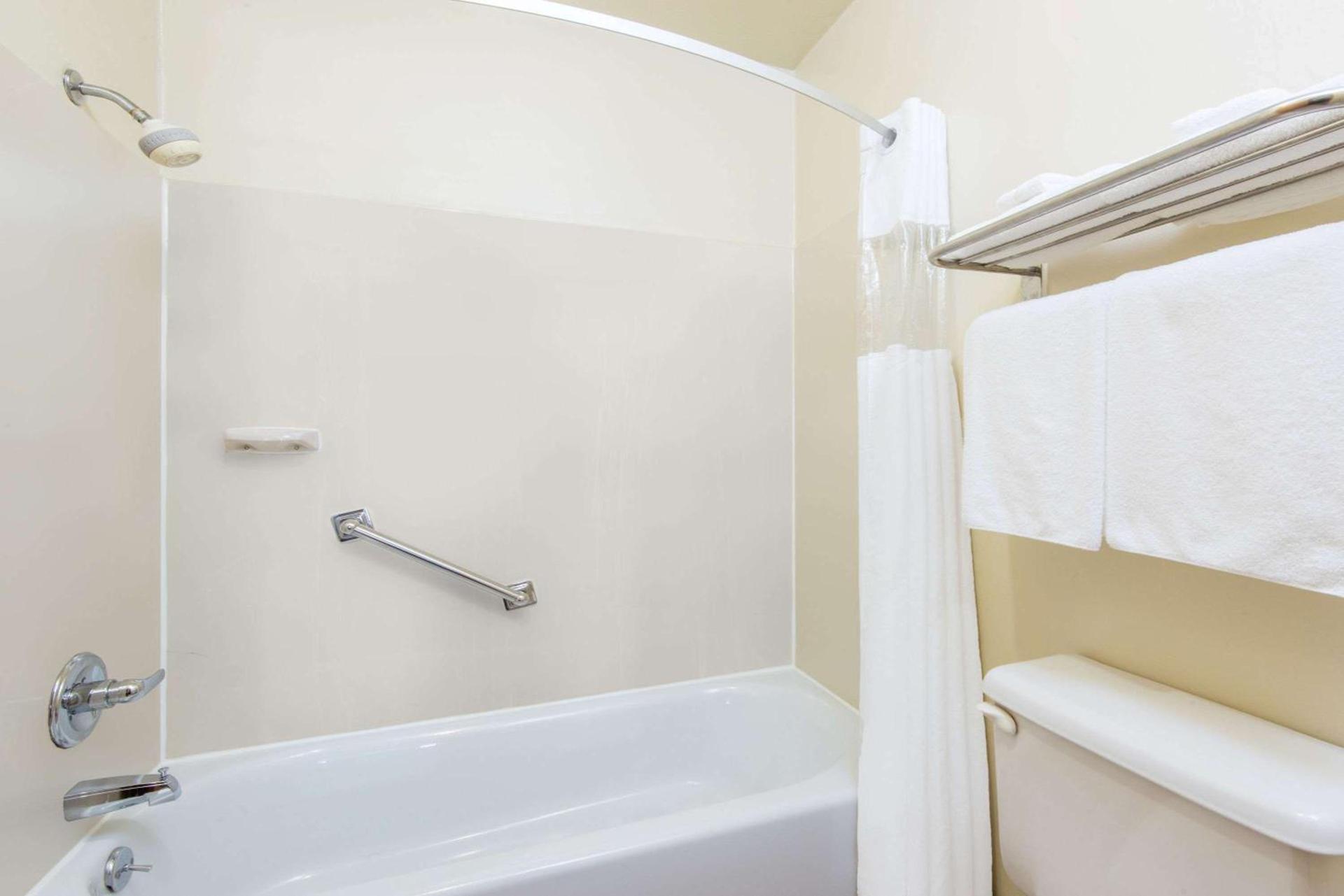 Days Inn & Suites by Wyndham Wichita photo 10