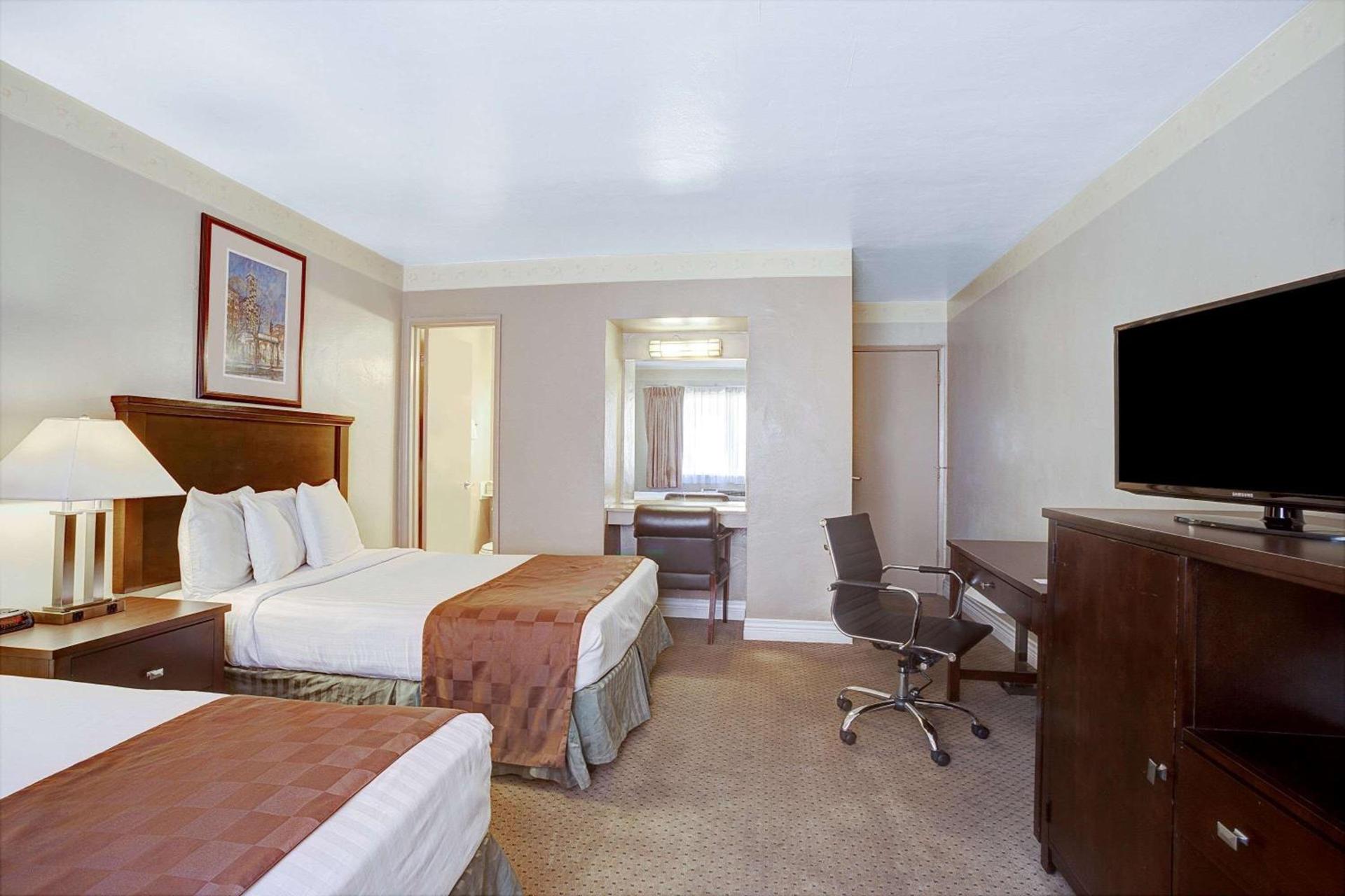 Travelodge by Wyndham Everett City Center photo 8