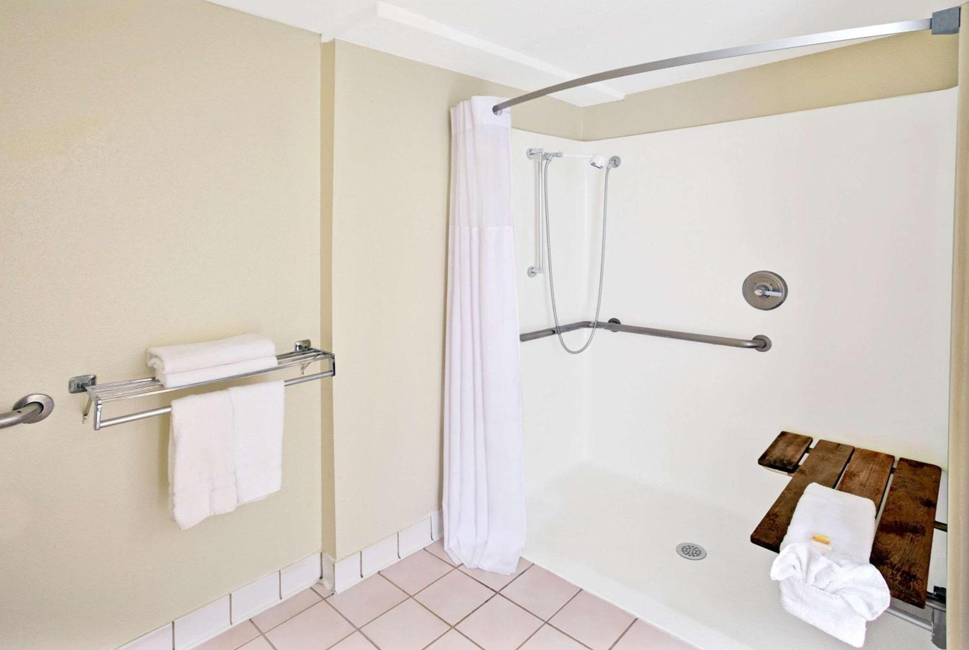 Days Inn by Wyndham Silver Spring photo 11