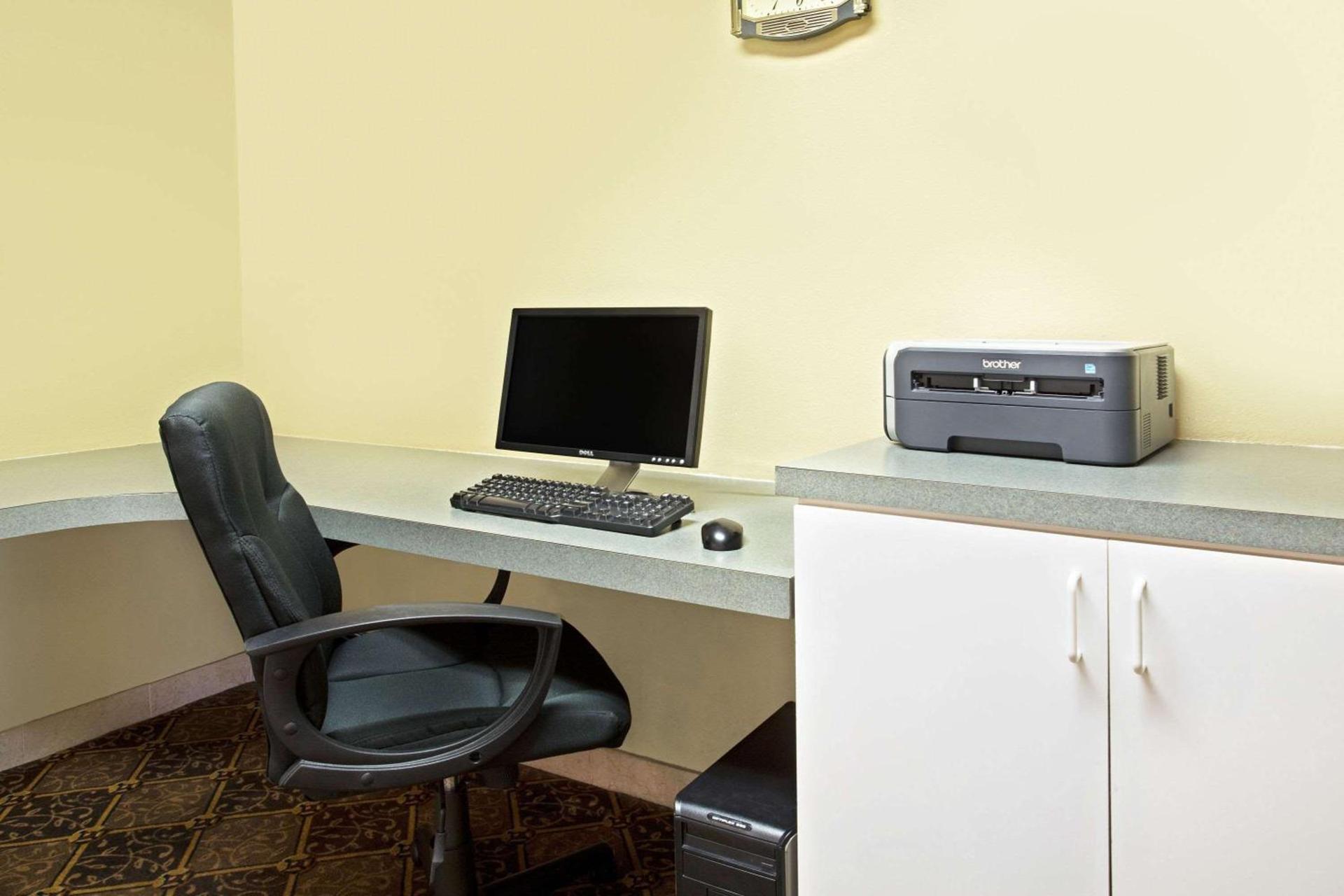 Days Inn by Wyndham Orlando Airport Florida Mall photo 14