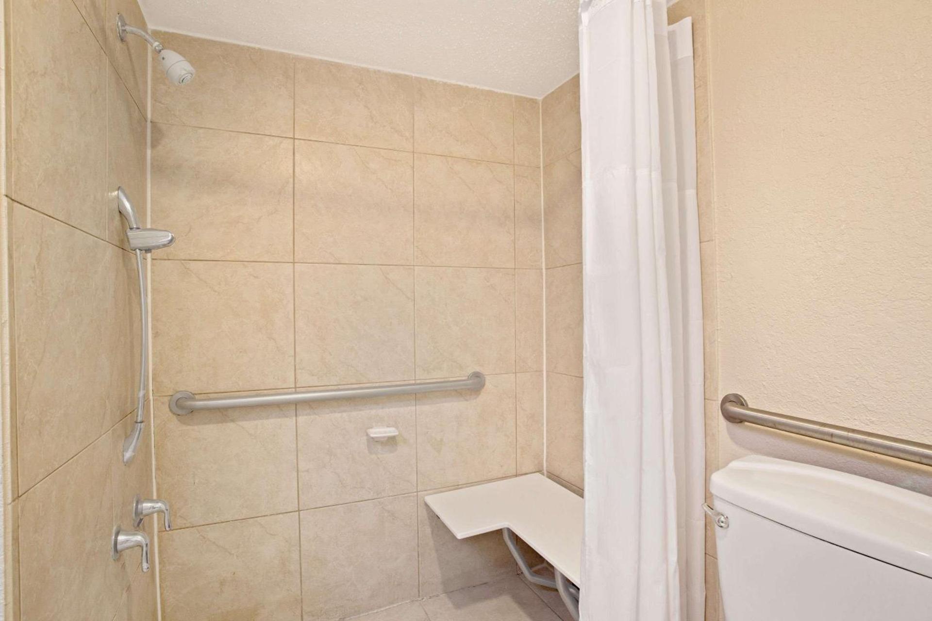 Days Inn by Wyndham Orlando Airport Florida Mall photo 9