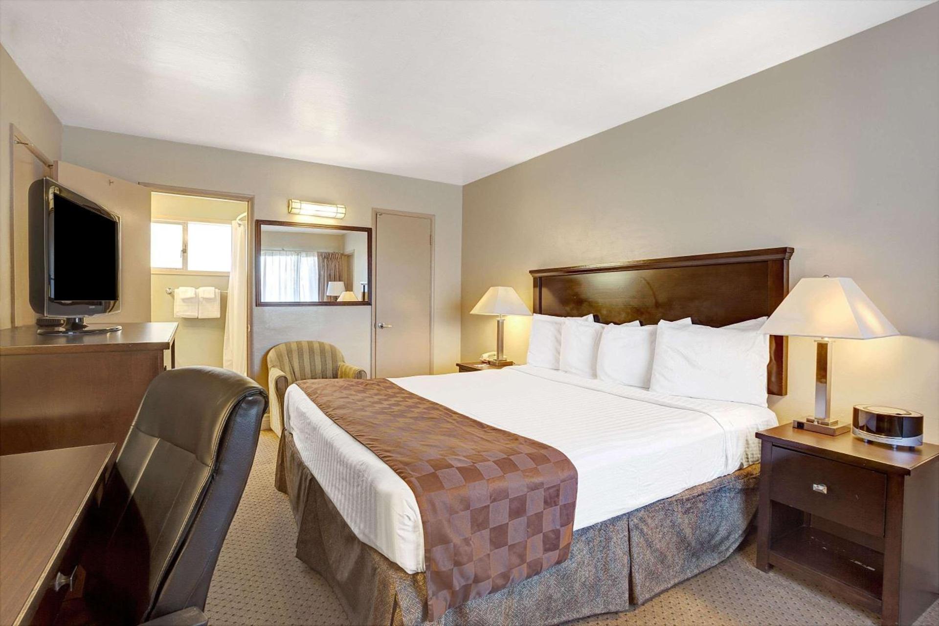 Travelodge by Wyndham Everett City Center photo 5