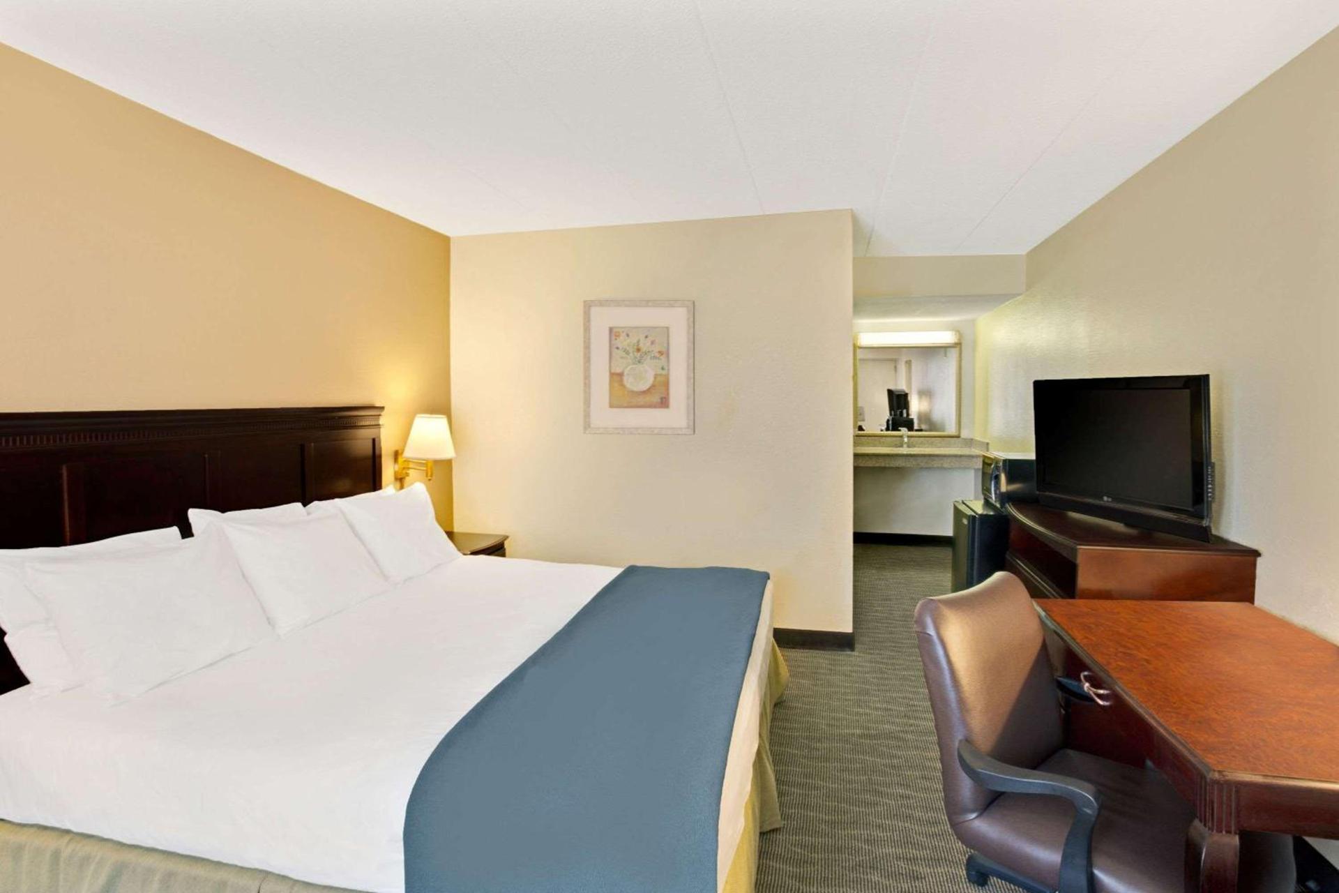 Days Inn by Wyndham Silver Spring photo 9