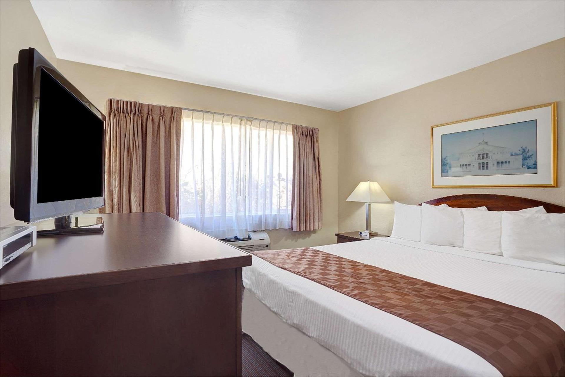 Travelodge by Wyndham Everett City Center photo 6