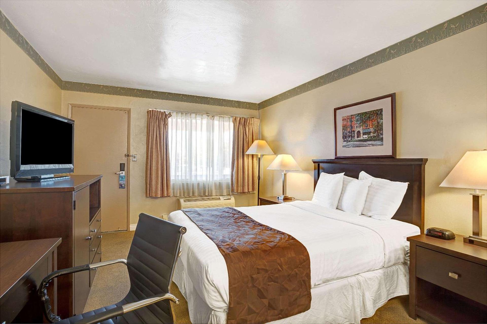 Travelodge by Wyndham Everett City Center photo 3