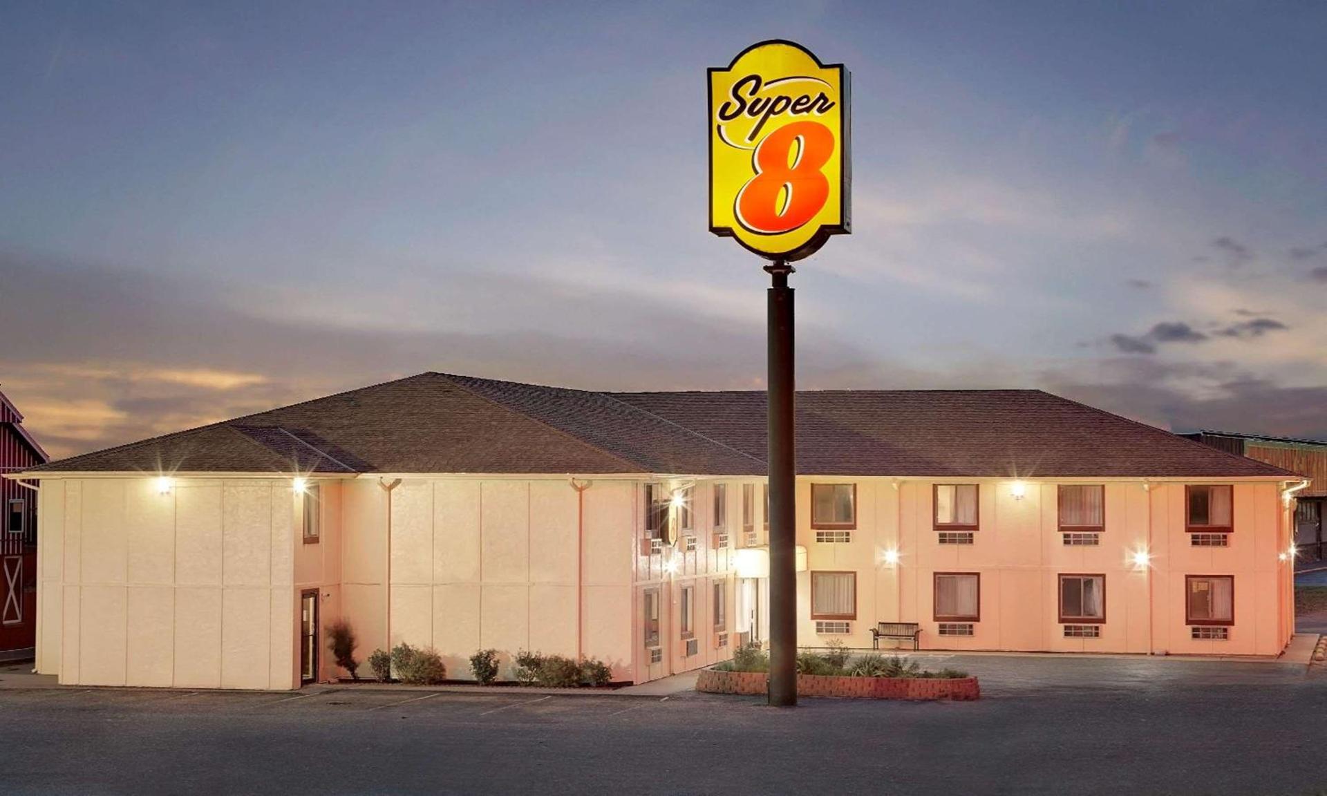 Super 8 by Wyndham Rock Port MO photo 3