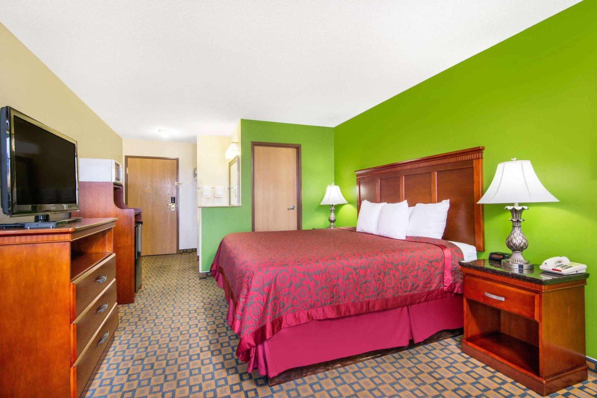 Days Inn & Suites by Wyndham Wichita photo 7