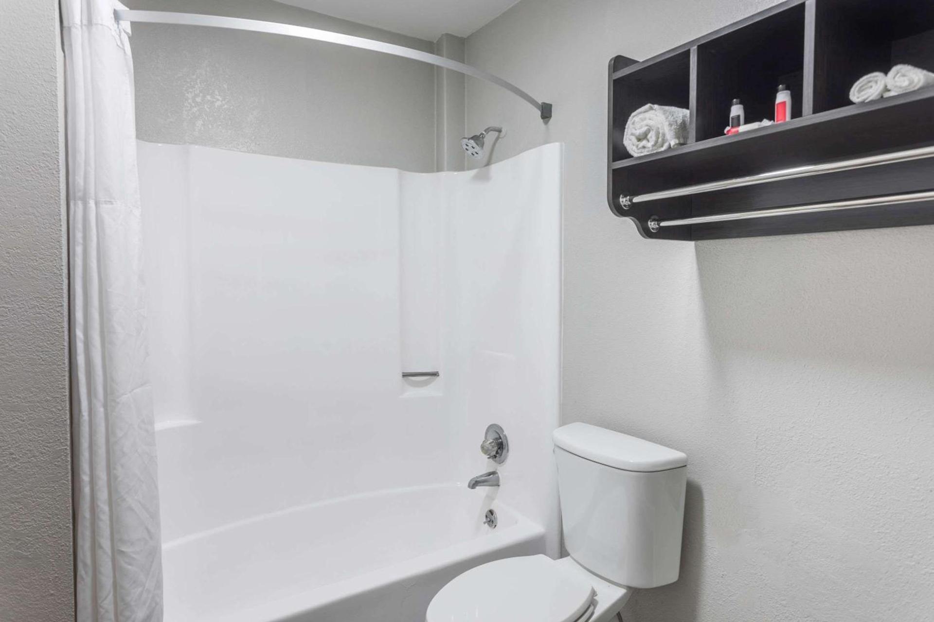 Days Inn by Wyndham Goose Creek photo 5
