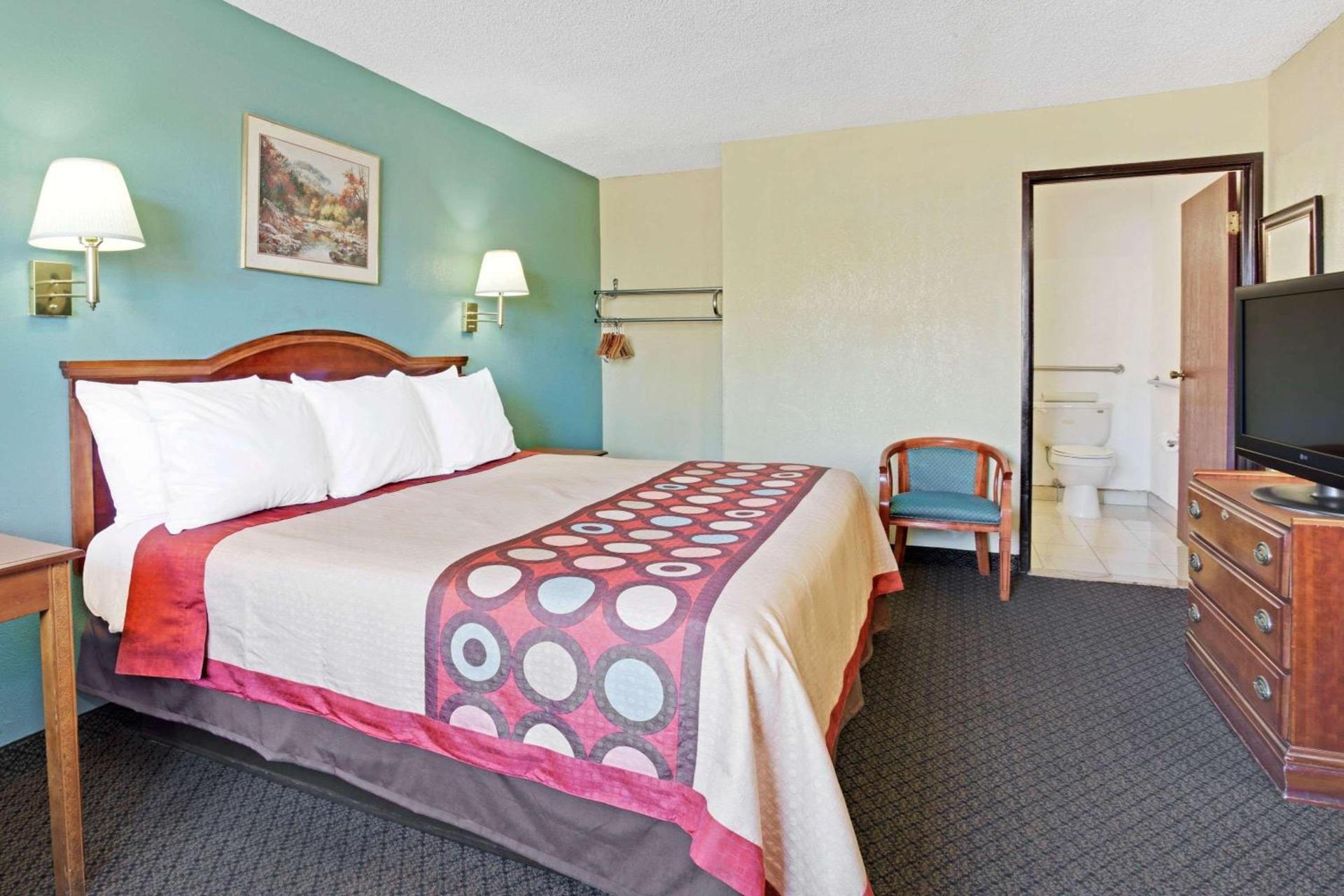Super 8 by Wyndham Tucson Downtown Convention Center photo 8