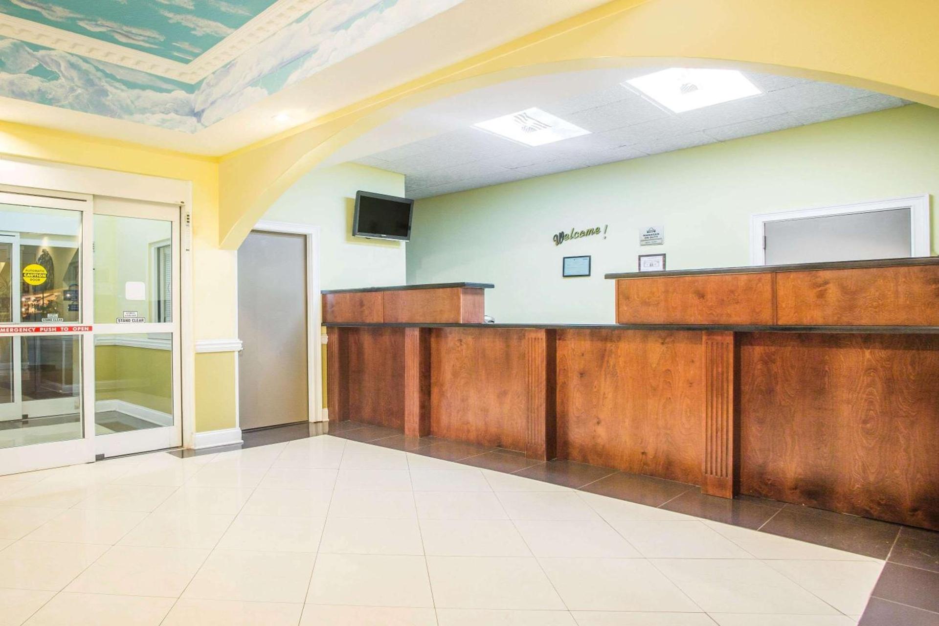 Days Inn & Suites by Wyndham Swainsboro photo 2