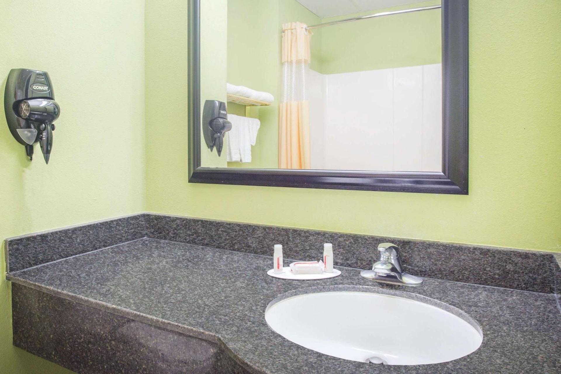 Days Inn & Suites by Wyndham Swainsboro photo 3