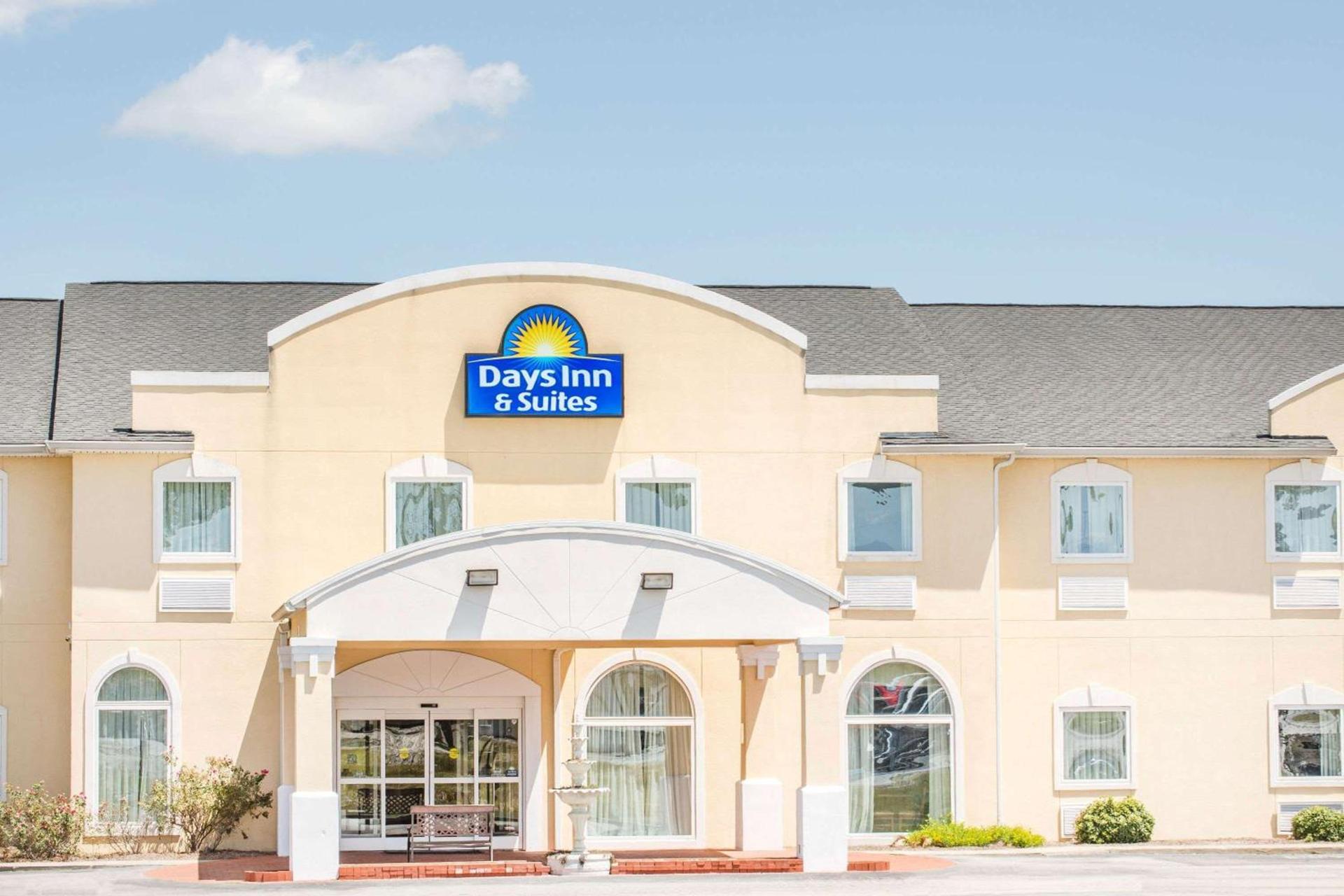 Days Inn & Suites by Wyndham Swainsboro photo 1
