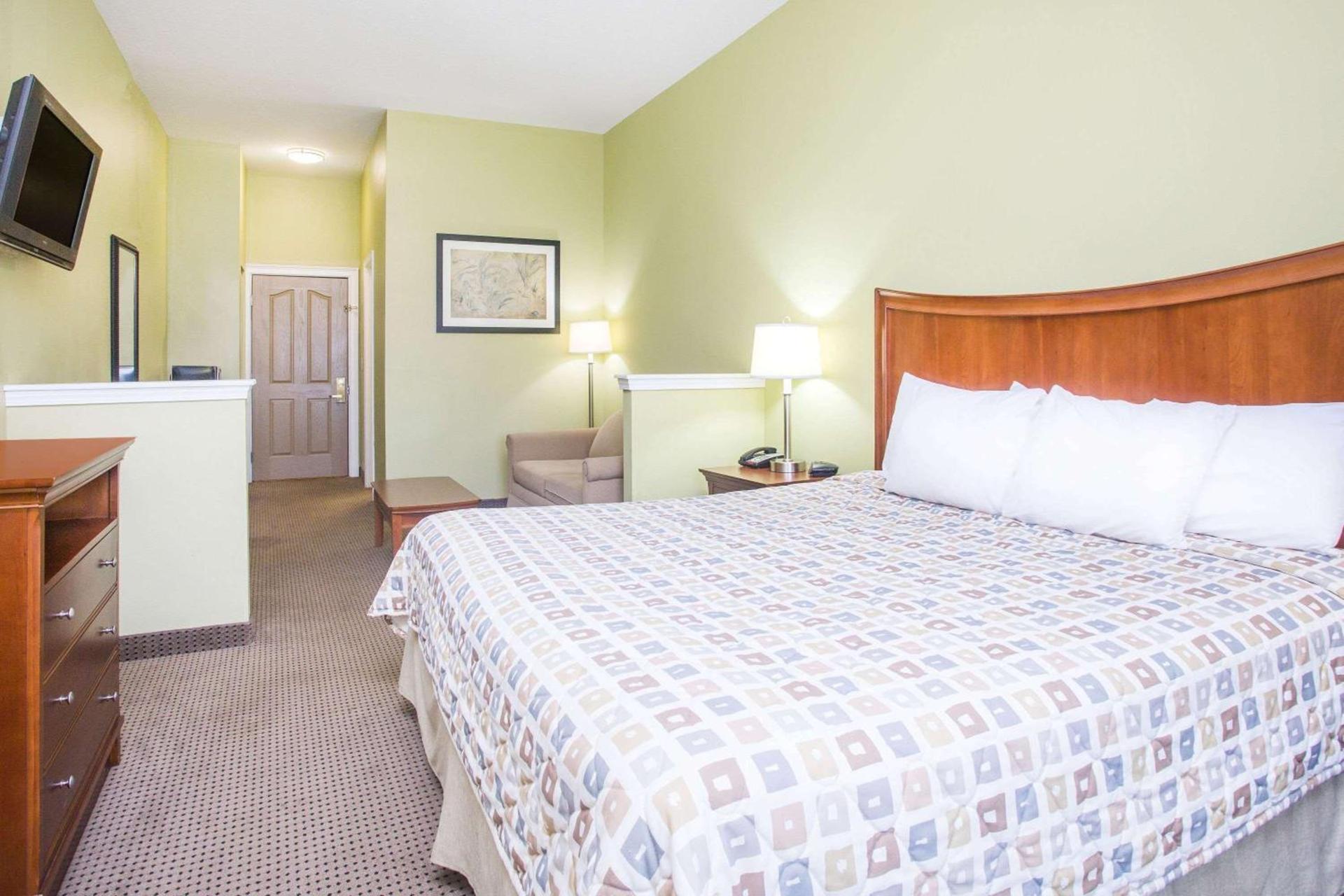 Days Inn & Suites by Wyndham Swainsboro photo 5