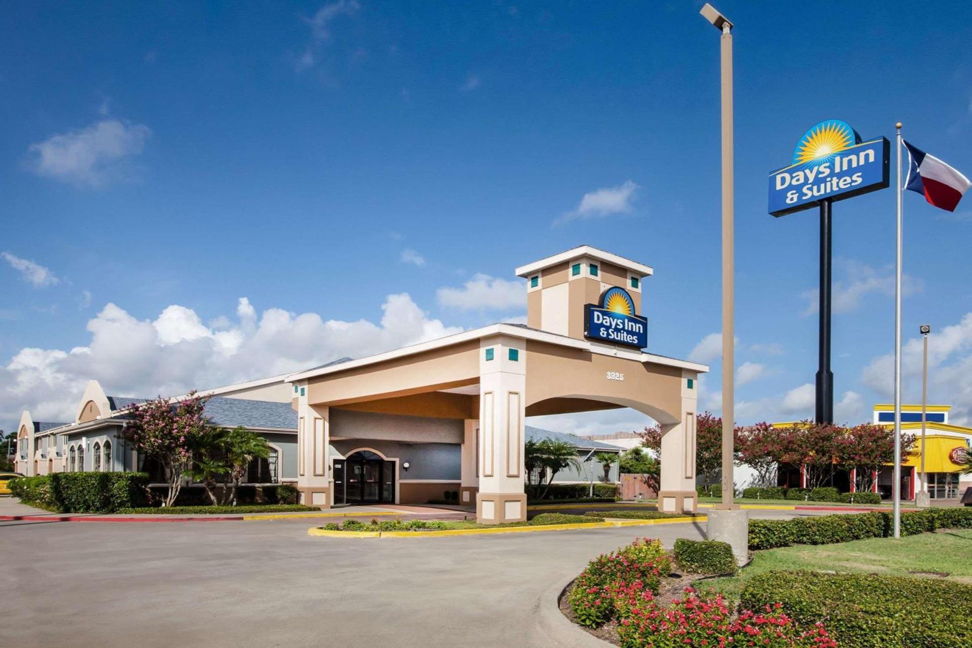 Days Inn & Suites by Wyndham Corpus Christi Central photo 1
