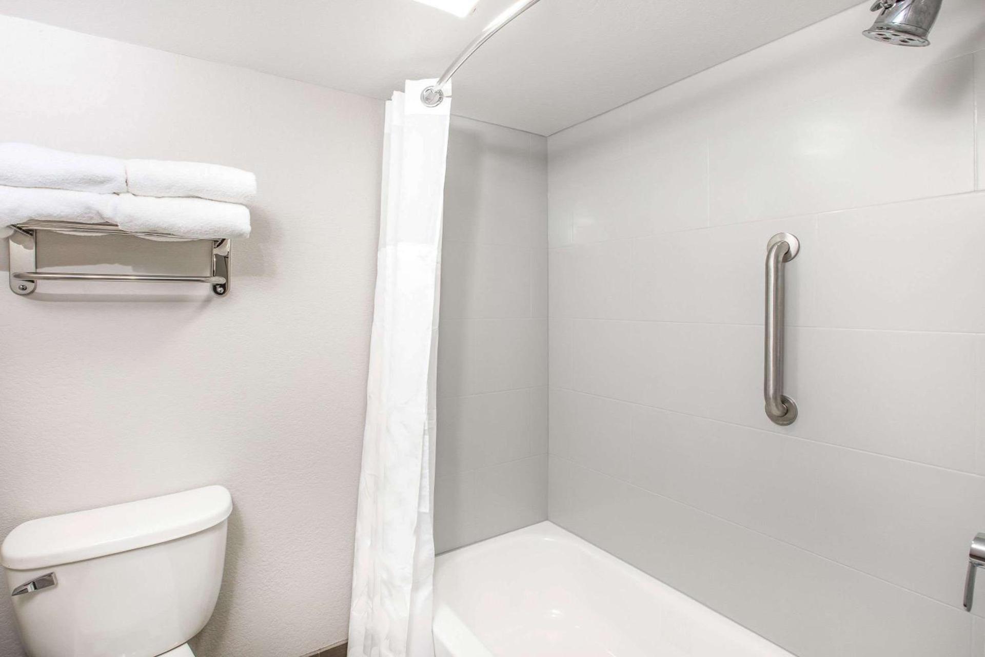 Wingate by Wyndham Louisville Airport Expo Center photo 65