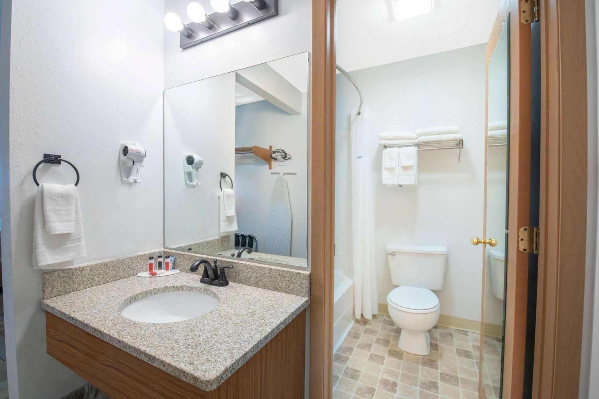 Travelodge by Wyndham Spearfish photo 14