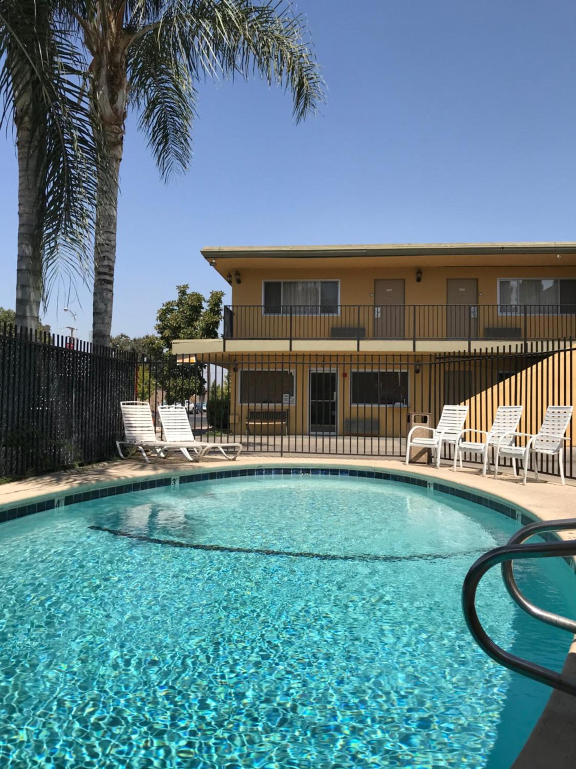 Americas Best Value Inn Visalia photo 2