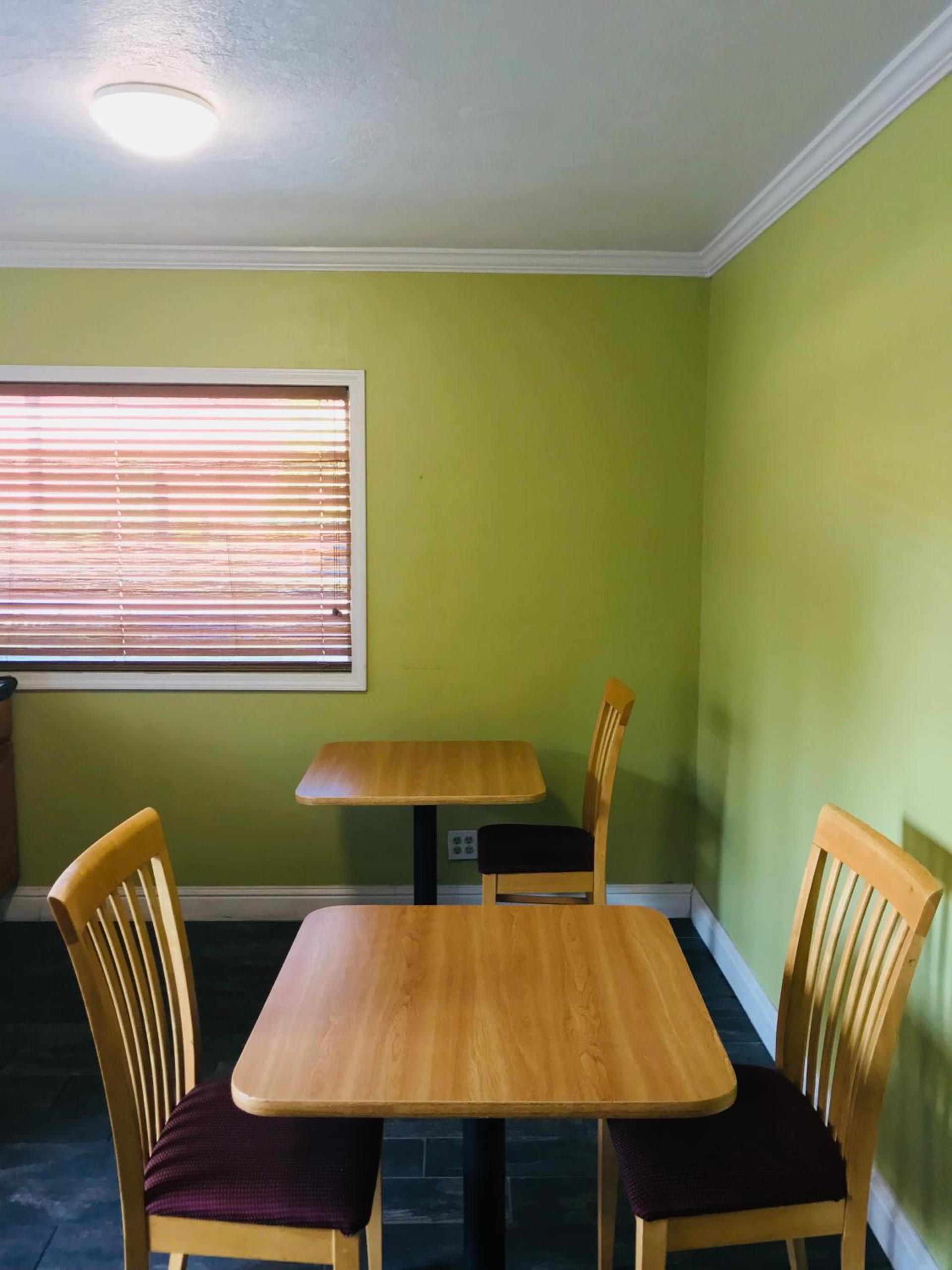 Americas Best Value Inn Visalia photo 18