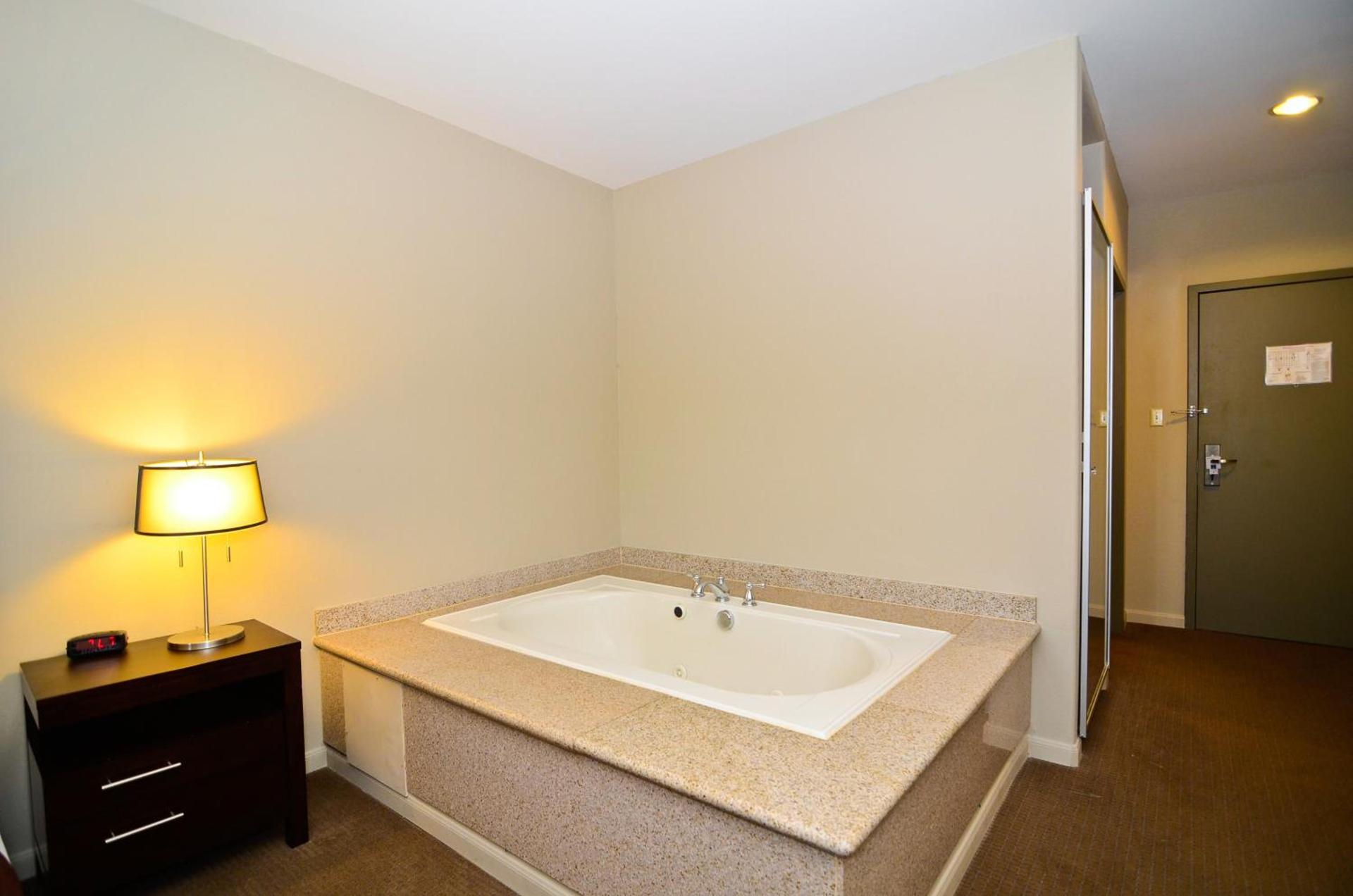 Baymont by Wyndham Columbus photo 46