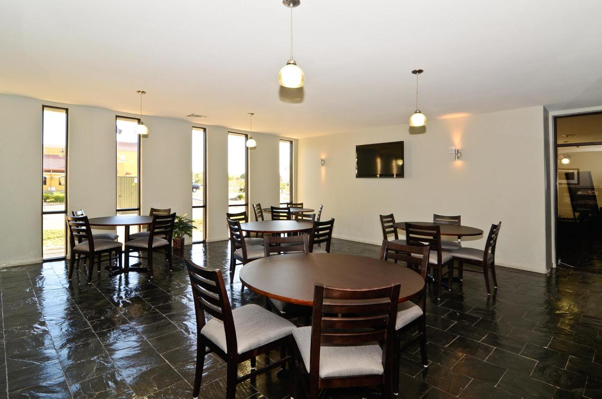 Baymont by Wyndham Columbus photo 58