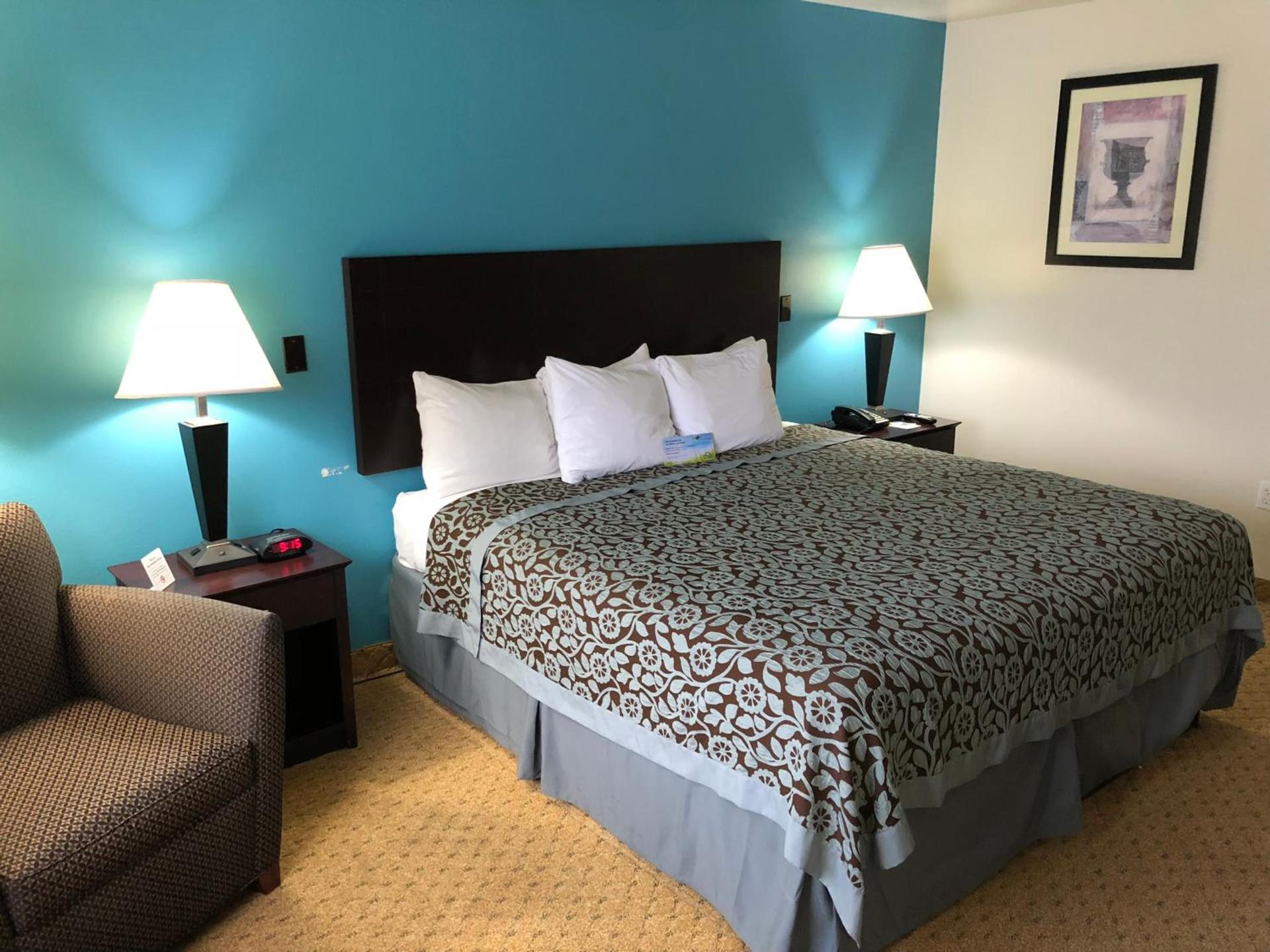Days Inn & Suites by Wyndham Conroe North photo 18