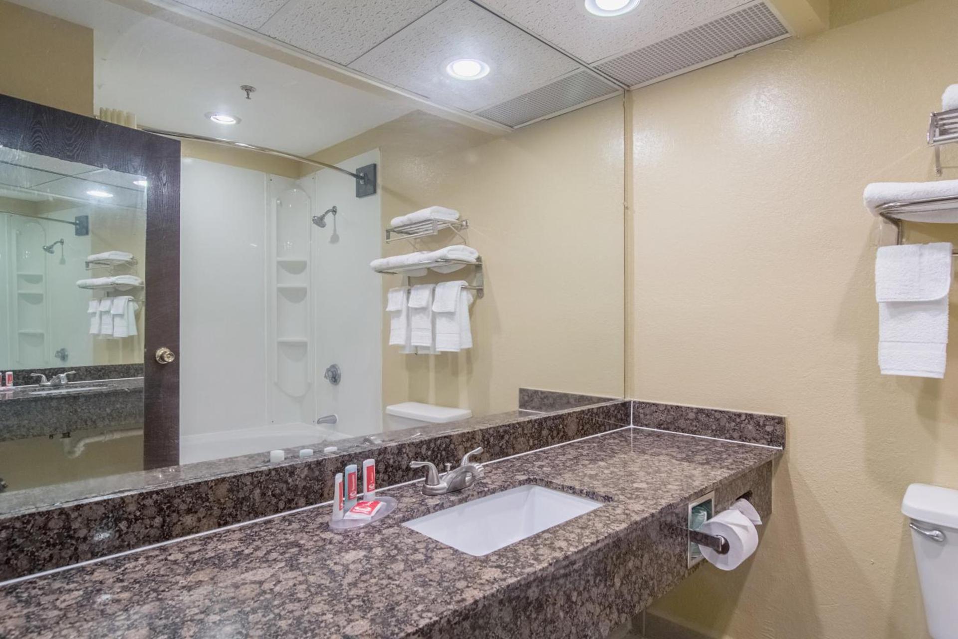 Econo Lodge Darien photo 12