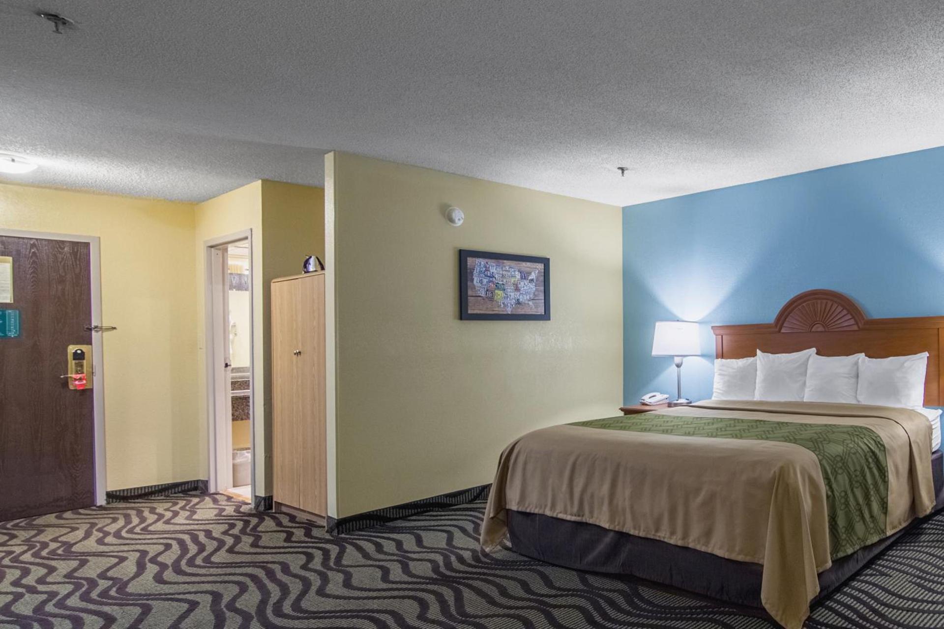 Econo Lodge Darien photo 13