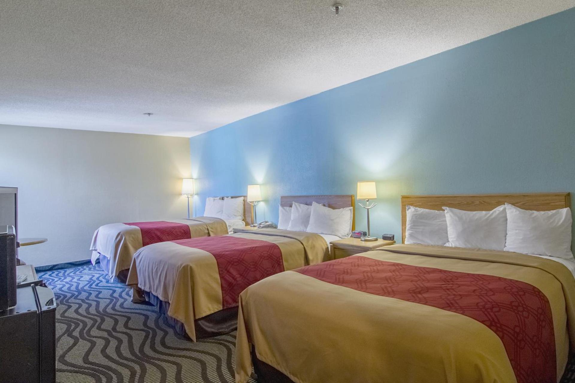 Econo Lodge Darien photo 14