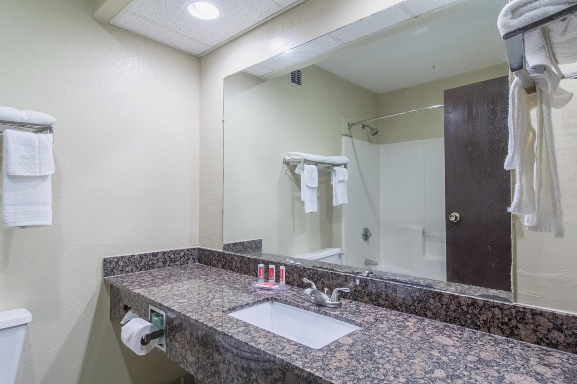 Econo Lodge Darien photo 9
