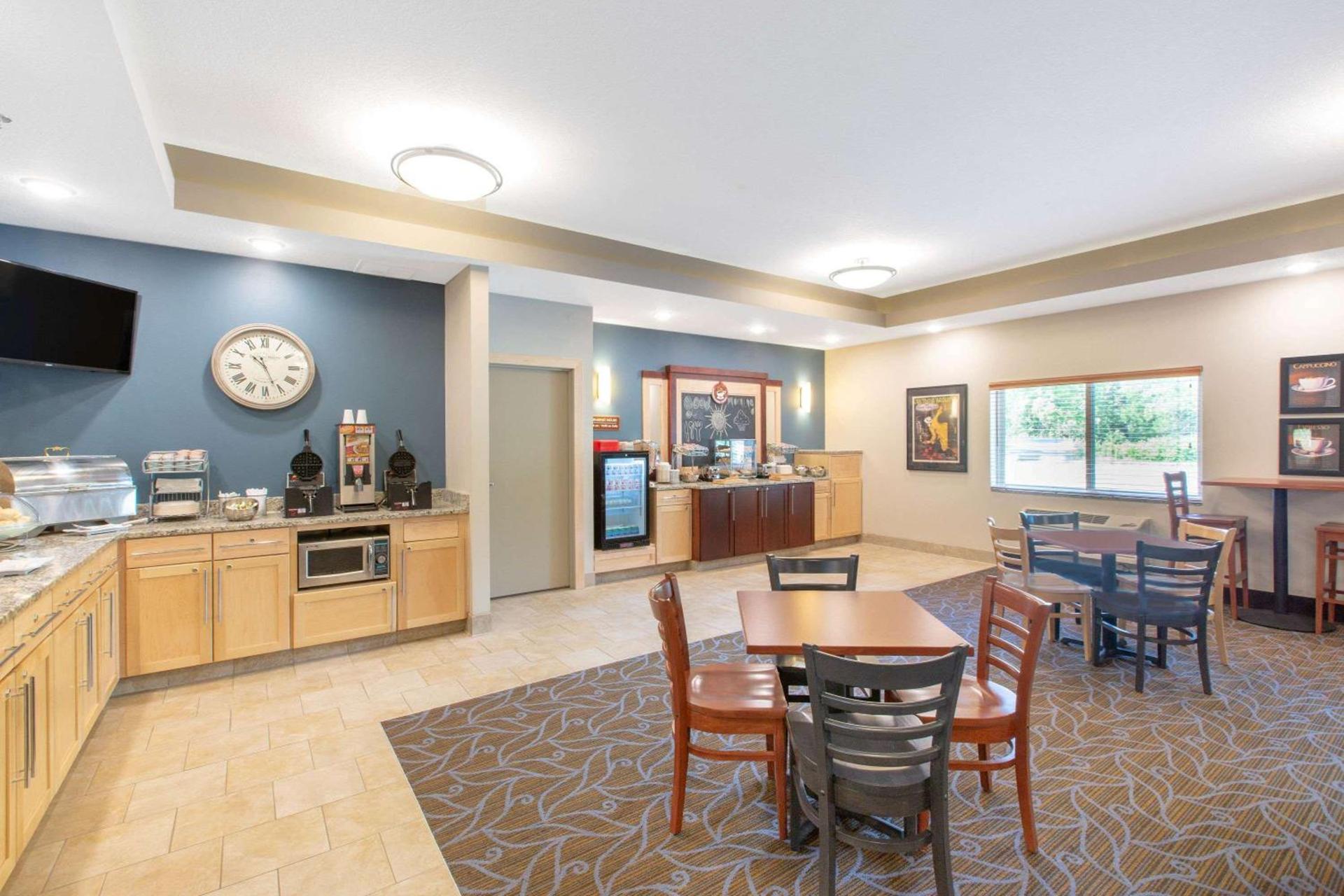 AmericInn by Wyndham Humboldt photo 16