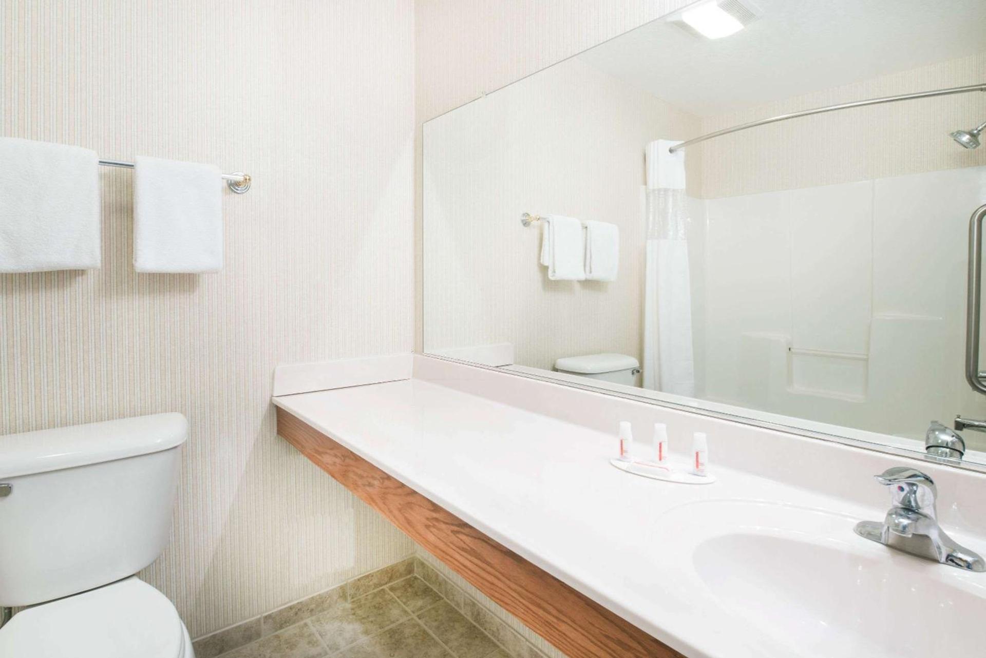 Howard Johnson by Wyndham Oacoma Hotel & Suites photo 6