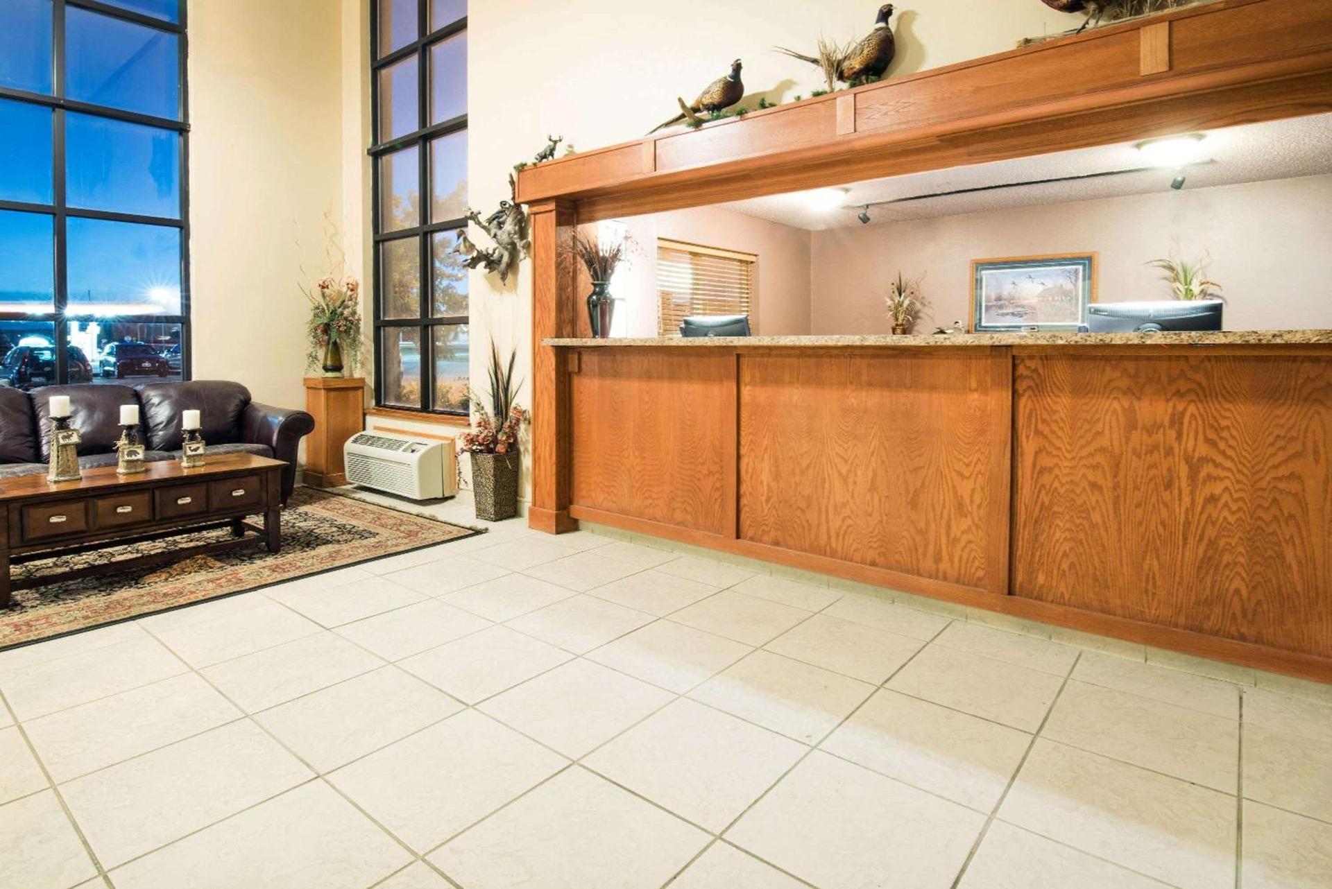 Howard Johnson by Wyndham Oacoma Hotel & Suites photo 2
