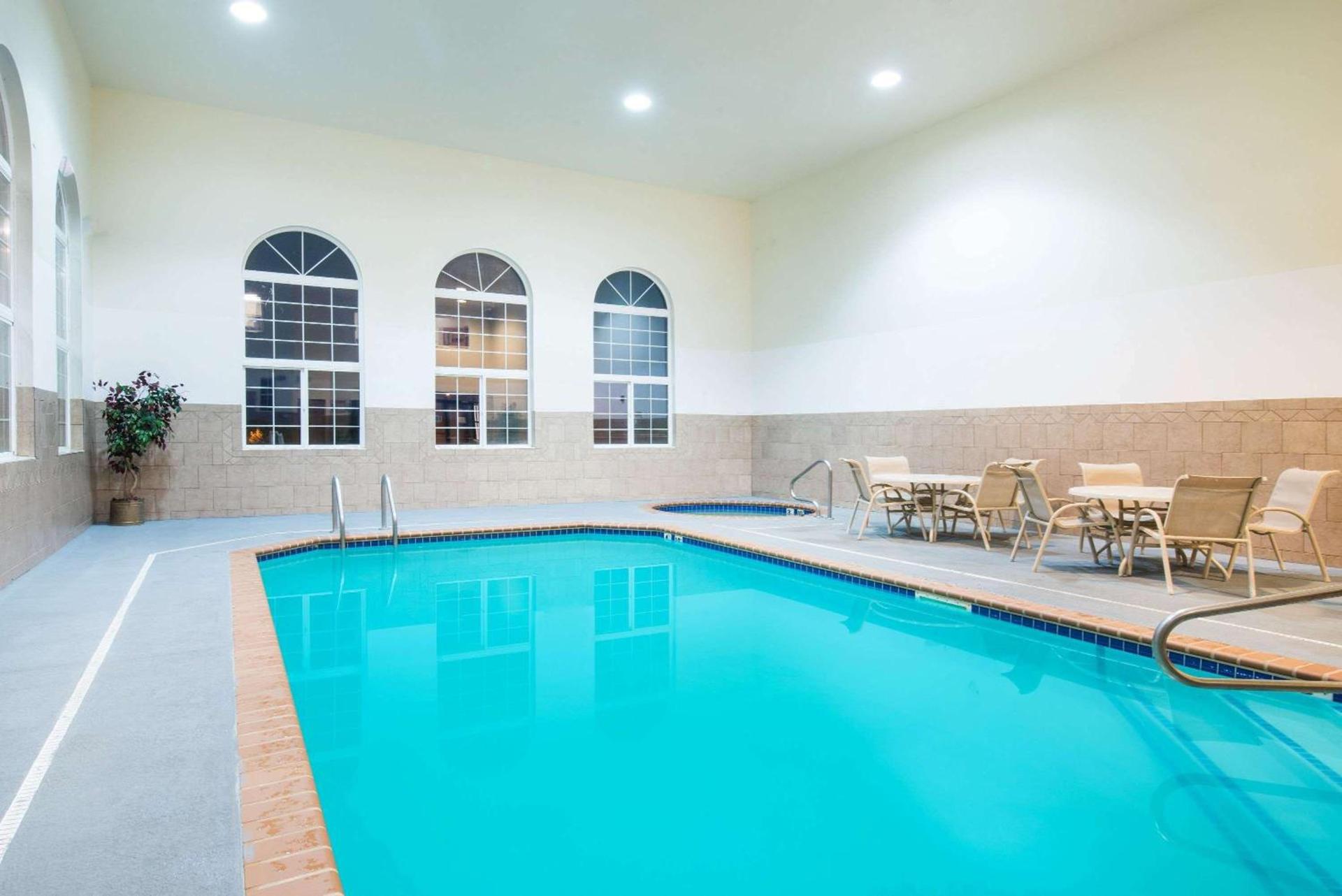 Howard Johnson by Wyndham Oacoma Hotel & Suites photo 4
