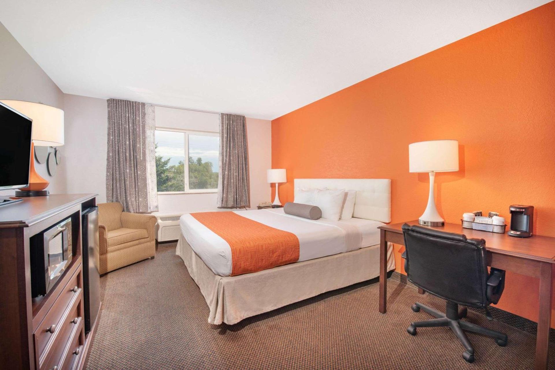 Howard Johnson by Wyndham Oacoma Hotel & Suites photo 10