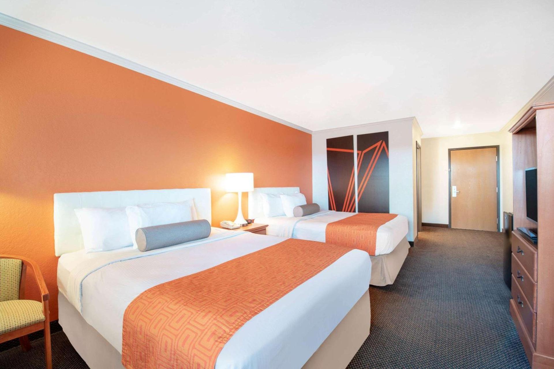 Howard Johnson by Wyndham Oacoma Hotel & Suites photo 9