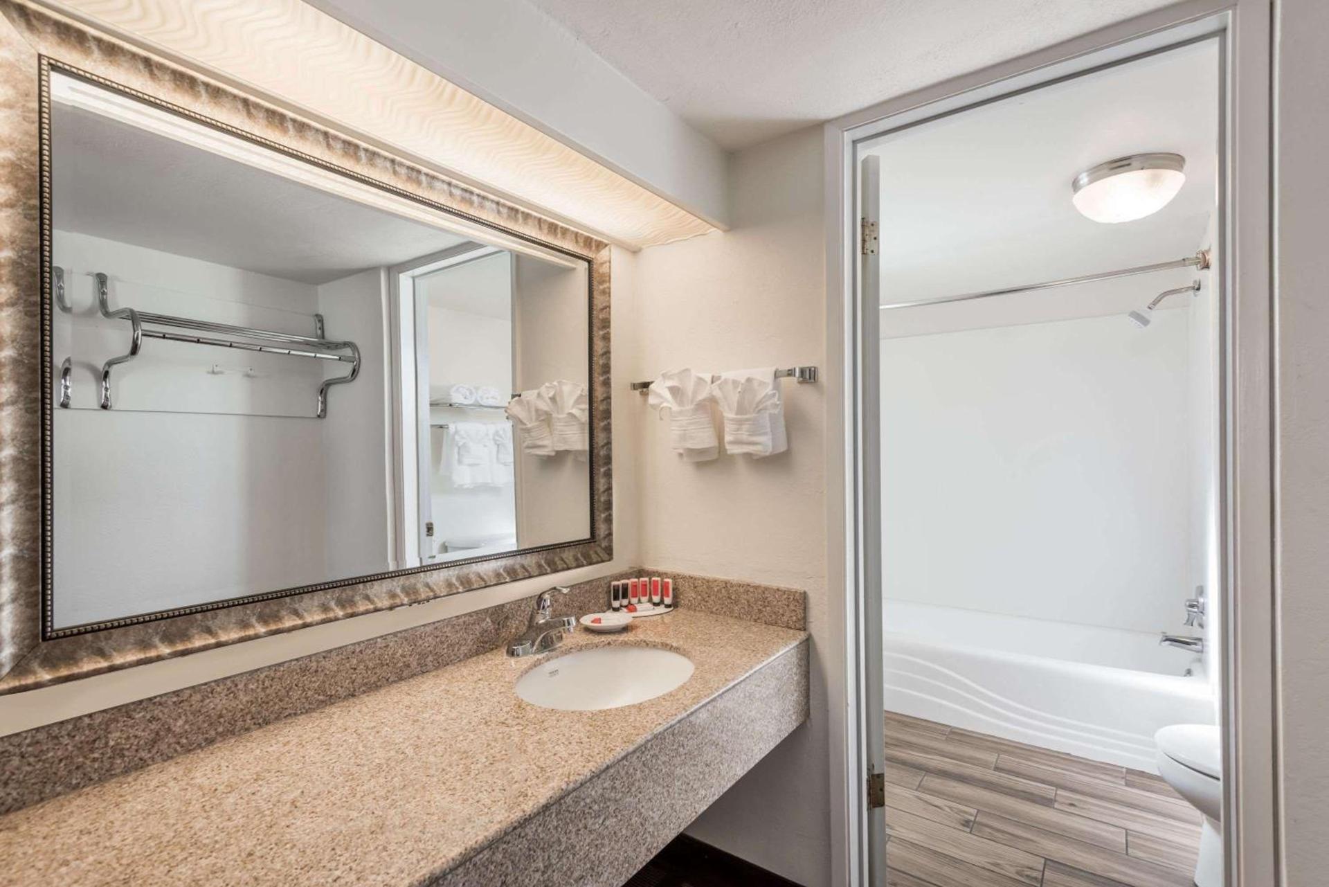 Days Inn & Suites by Wyndham Lodi photo 6