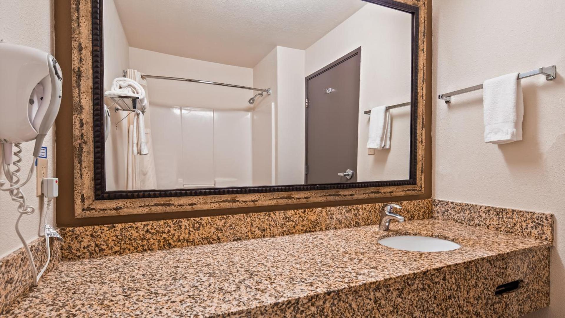 Best Western Woodburn Inn photo 9