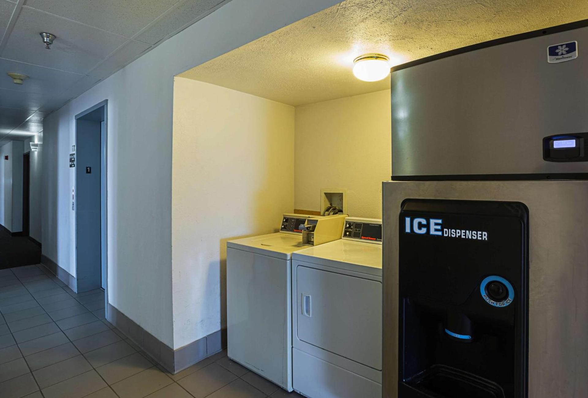 Motel 6 Omaha - IAT West photo 29