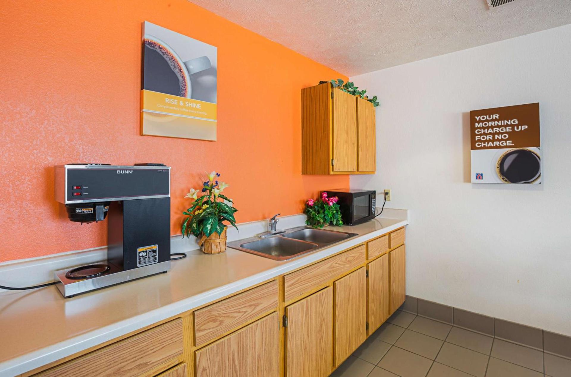 Motel 6 Omaha - IAT West photo 21