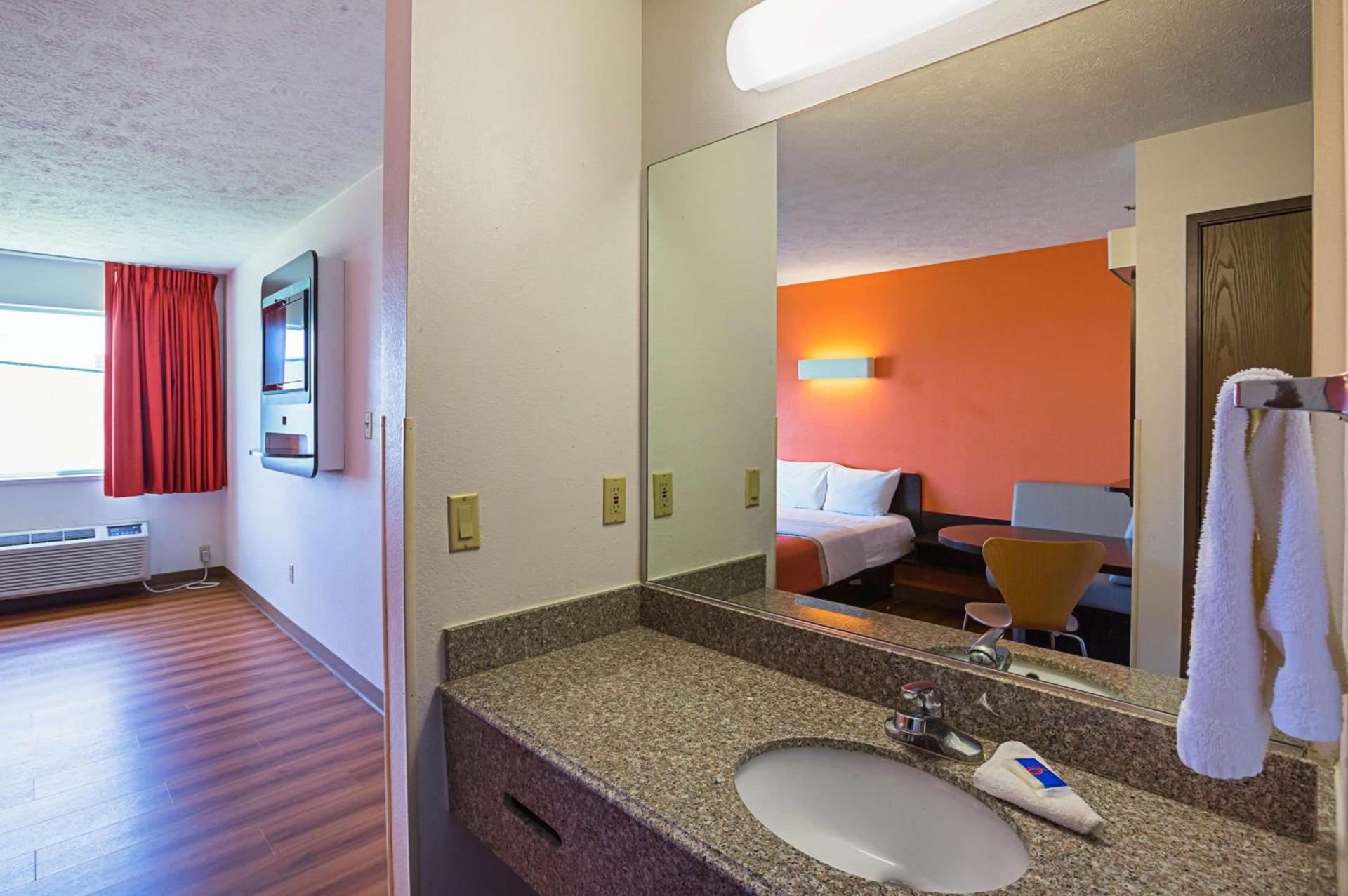 Motel 6 Omaha - IAT West photo 13