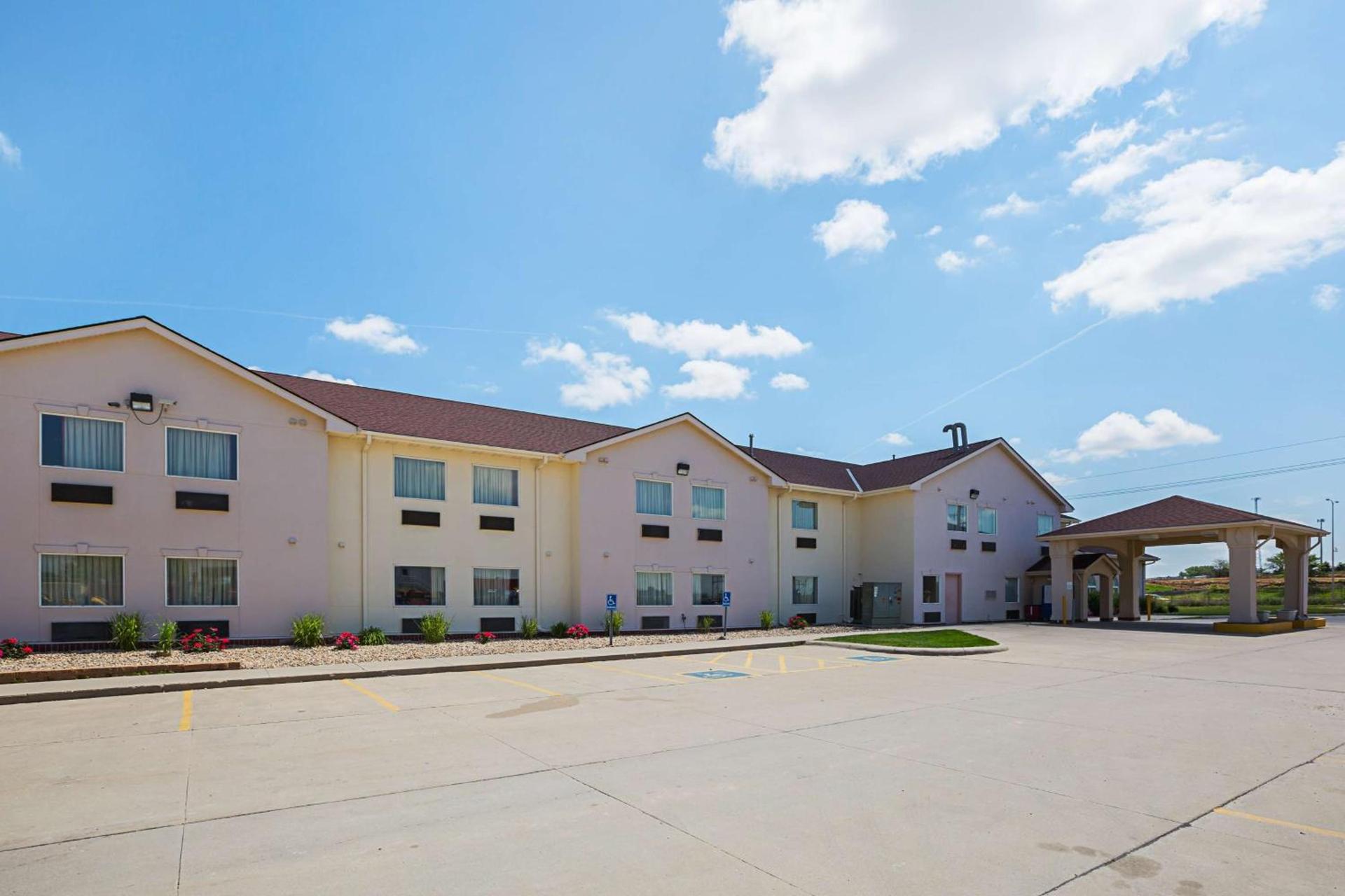 Motel 6 Omaha - IAT West photo 3