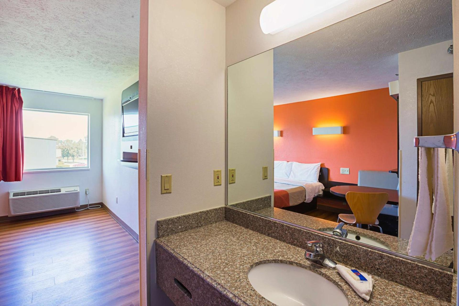 Motel 6 Omaha - IAT West photo 16