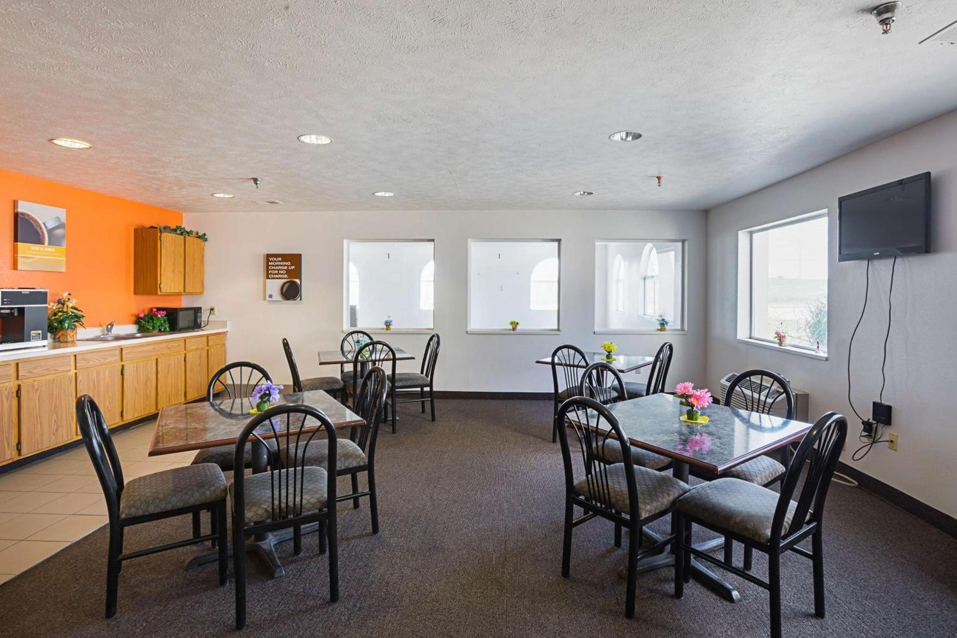 Motel 6 Omaha - IAT West photo 24